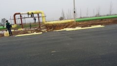 鋼套鋼蒸汽保溫鋼管現(xiàn)場施工，多采用鐵皮包裹